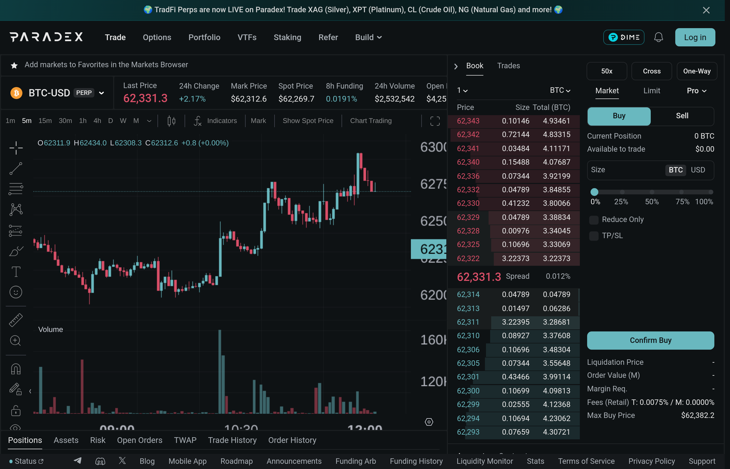 Экран торговли BTC-USD на Paradex — стакан с подсвеченным спредом bid/ask, 8h фандинг, тикет Sell/Short и комиссии